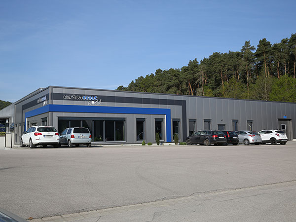 Willkommen bei CG TEC: Technologiepfad Parkplatz im Eingengsbereich der Carbonscout World