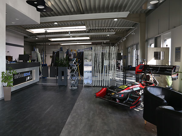 Technologiepfad: Aktuelles Know-how, innovativen Werkstoffe Eingangsbereich Carbonscout World mit Formula Student Germany